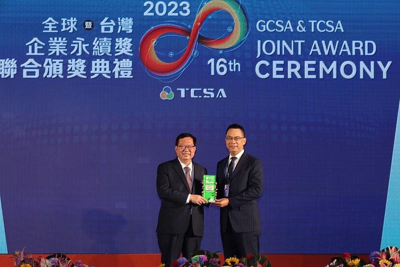 南山人壽獲頒台灣企業永續獎三大獎項，由總經理范文偉親自出席受獎。