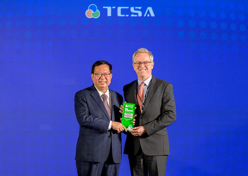 渣打銀行總經理韓德聖從行政院副院長鄭文燦手中接獲「TCSA台灣永續外商企業績優獎」