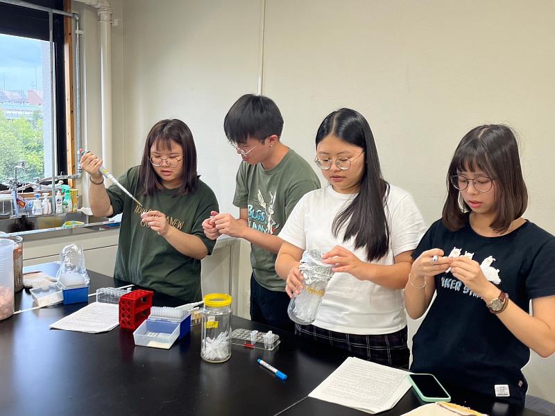 學生走訪於各實驗室中以菌菇菌種保存中心裡的不同菌種及菇類做玻片觀察、繼代、固態培養等培育相關體驗與抽質體、PCR 等等生化相關方面的操作