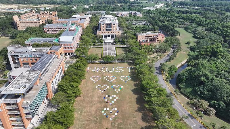 高科大第一校區展出海報作品空拍畫面。