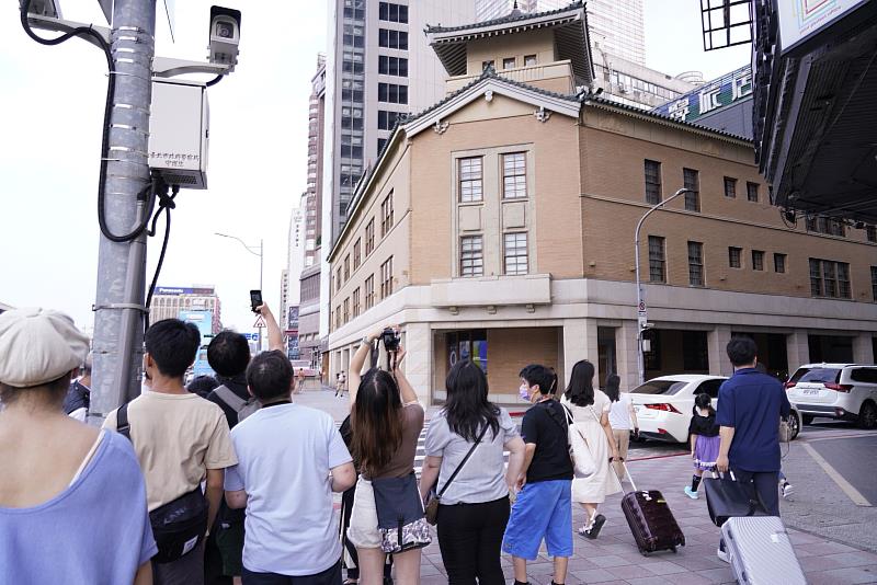 高樓林立的忠孝西路上，國家攝影文化中心臺北館和洋混合風格的「興亞式」建築十分吸睛，不少觀光客拍照留影。
