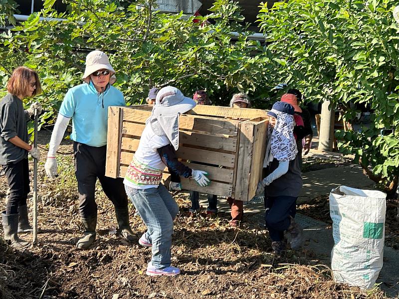 圖5.志工們聯手整理基地和搬運高架菜畦至定位