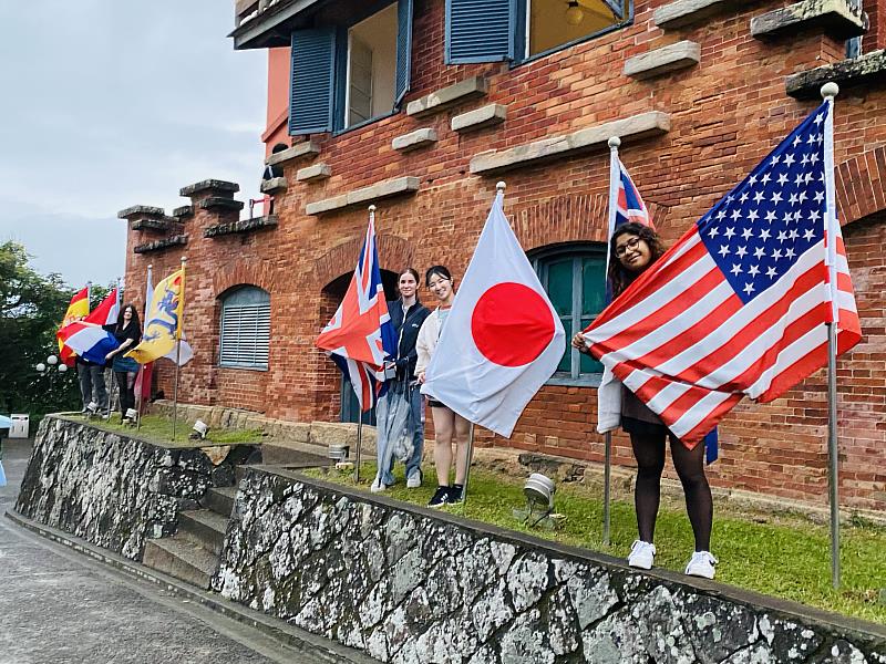 淡水古蹟博物館與國立臺灣師範大學合作，邀請來自非英語系的國際交換生搶先體驗試辦場，並在淡水紅毛城前合影，有如小型聯合國。