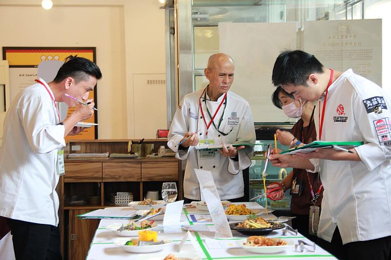 西餐義大利麵評審開平餐飲王陸通廚藝總監(中)、CÉ LA VI Taipei林玉罡行政主廚(右)、台北索拉利亞西張秋永主廚(左)，進行本次競賽的試吃評分。