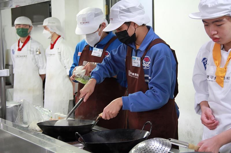 本屆開平餐飲主廚盃中式炒飯及西餐義大利麵需使用當季食材，選手們使出渾身解數大展創意。開平餐飲學校/提供