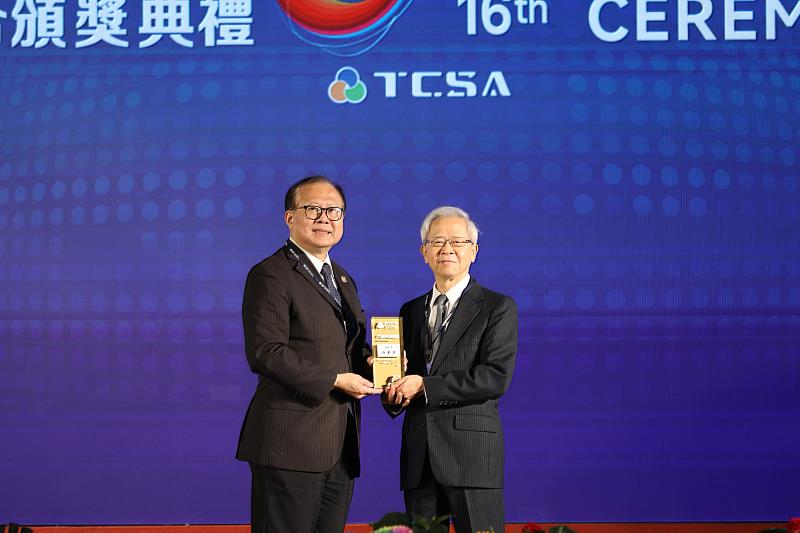 長庚大學湯明哲校長(圖右)從行政院蘇俊榮人事長(圖左)手中接下「2023 TCSA台灣企業永續獎」大學白金級獎。