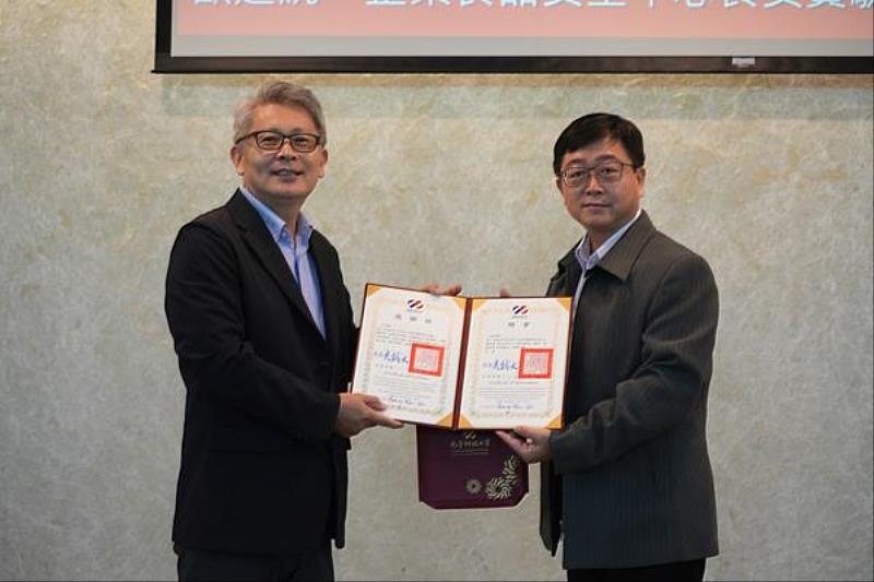 南臺科技大學通識教育中心主任薛清江(左)於通識大師講座特致贈聘書及紀念品予統一企業。