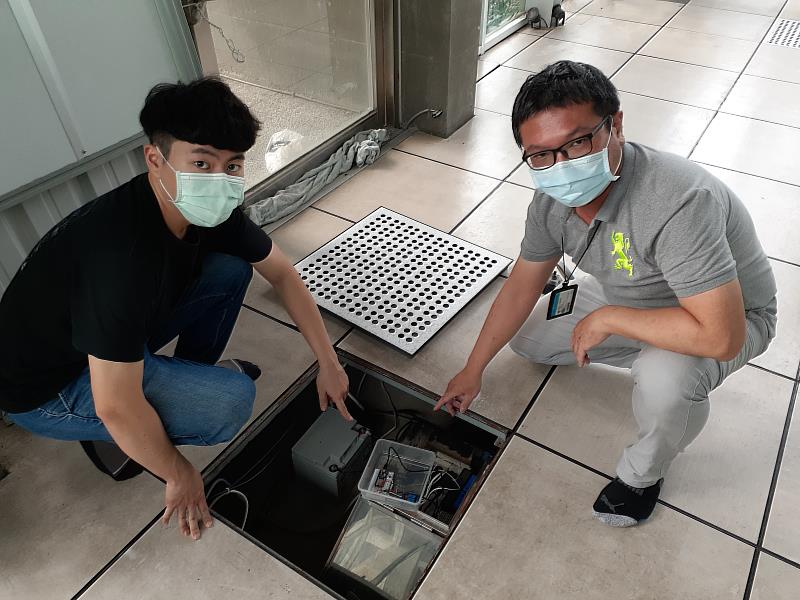 劉鑑德助理教授(右)團隊「高架地板節能風扇裝置與太陽能風扇系統」獲金牌