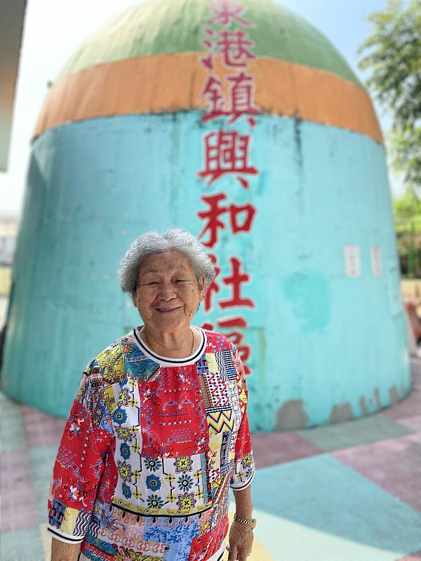 87歲的高柯新愛擔任東港興和社區據點志工，與社區共好共老。