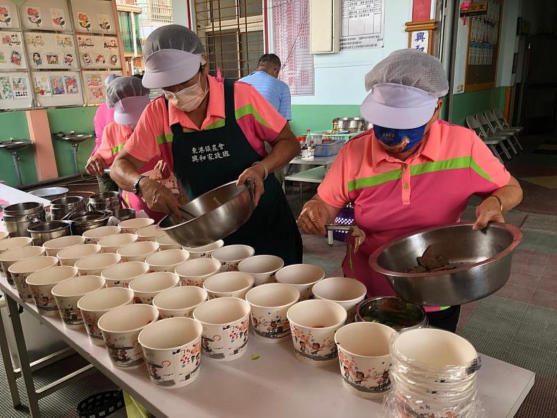 87歲的高柯新愛擔任東港興和社區據點的餐飲志工。