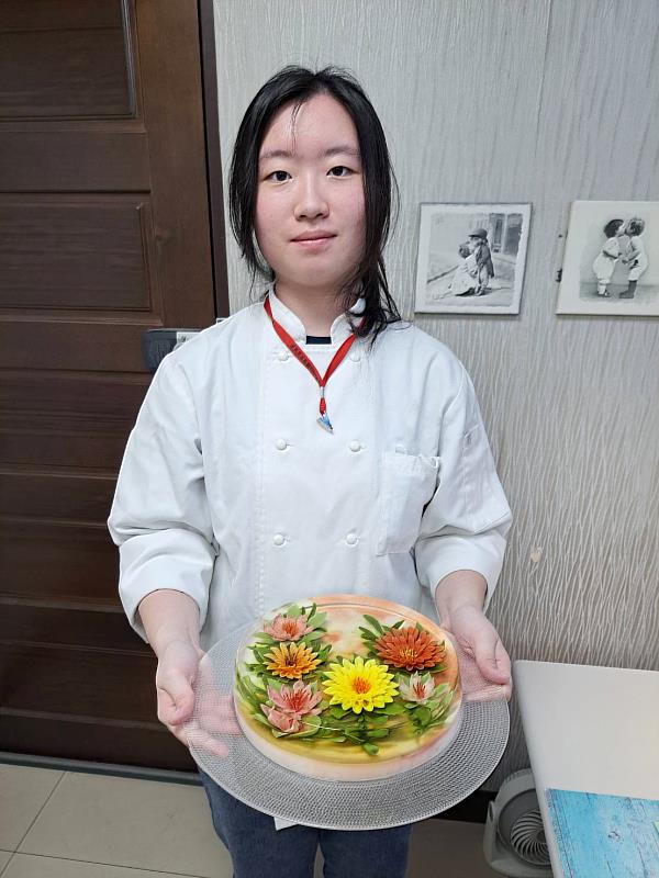 林楷媛製作的果凍花甜點奪得TICCPA國際菁英盃大賽金牌。