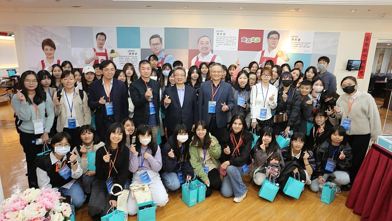 第二屆真善美新聞營，首日參訪東森集團，認識AI在新媒體與新零售通路的應用。(圖片來源：社團法人中華文化推廣協會)