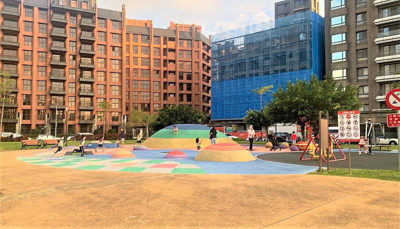林口區的市17公園跳跳糖兒童遊戲場則是以開放空間及大地遊戲為新潮概念的公園，多樣配色搭配綿延起伏的規劃，適合大小朋友們均可在園中盡情放電奔跑，達到親子同樂