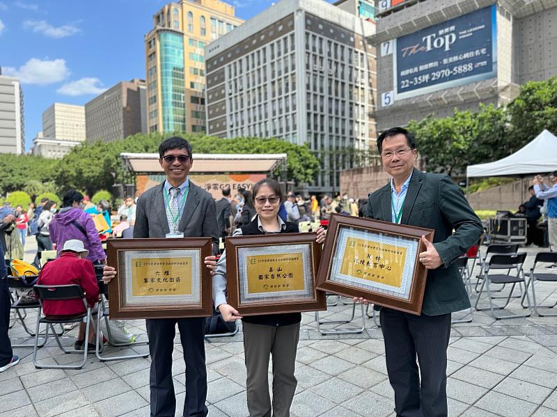 圖3. 客家文化發展中心何主任金樑與高屏地區評鑑優異單位(壽山國家自然公園、茂林國家風景區)合影m.jpg