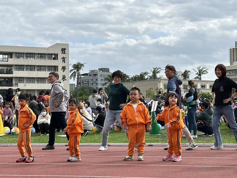 台東幼兒園親子運動會！饒慶鈴與小朋友玩遊戲同樂  允持續營造幼兒快樂成長環境