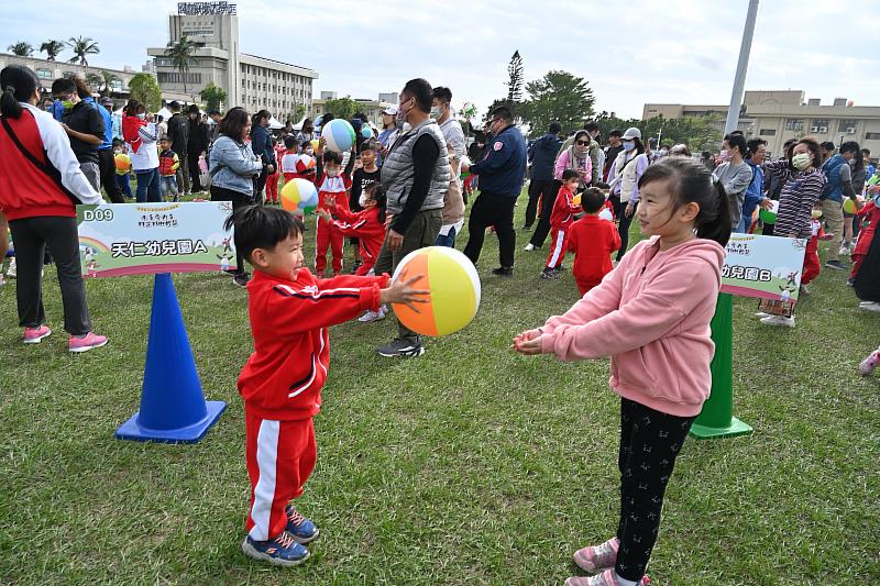 台東幼兒園親子運動會！饒慶鈴與小朋友玩遊戲同樂  允持續營造幼兒快樂成長環境