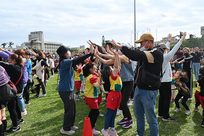 台東幼兒園親子運動會！饒慶鈴與小朋友玩遊戲同樂  允持續營造幼兒快樂成長環境