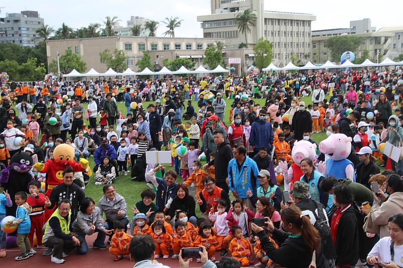 台東幼兒園親子運動會！饒慶鈴與小朋友玩遊戲同樂  允持續營造幼兒快樂成長環境