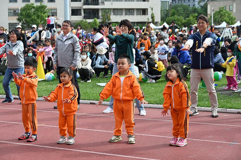 台東幼兒園親子運動會！饒慶鈴與小朋友玩遊戲同樂  允持續營造幼兒快樂成長環境