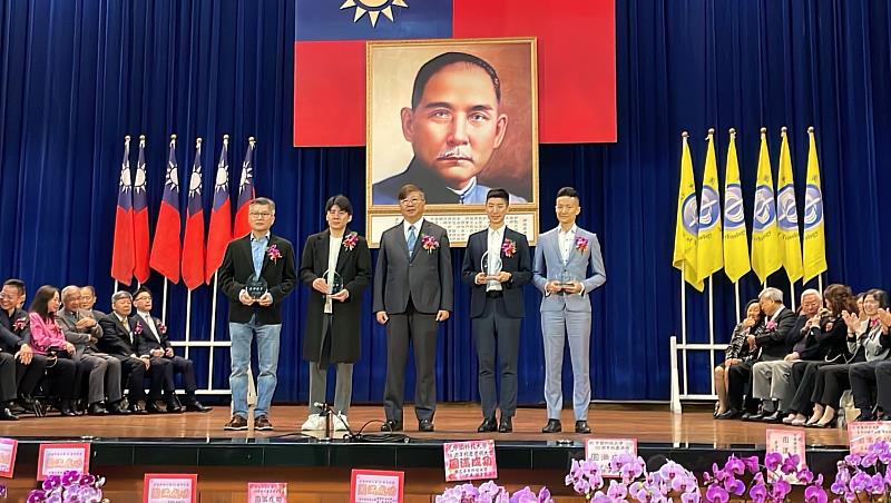 余志明（右二）於中國科技大學校慶慶祝大會中接受表揚