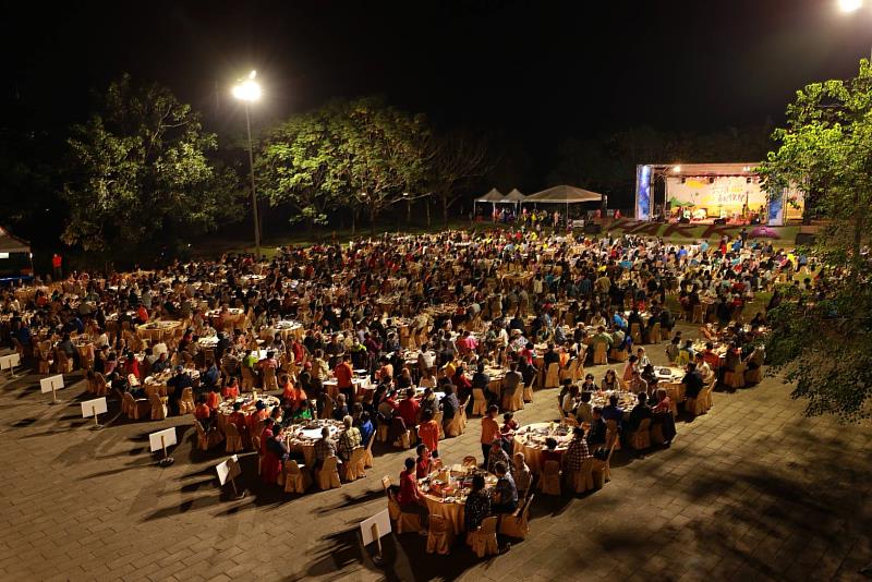 圖2  六堆秋收祭系列經典活動-「食福宴」席開120桌，民眾踴躍認桌