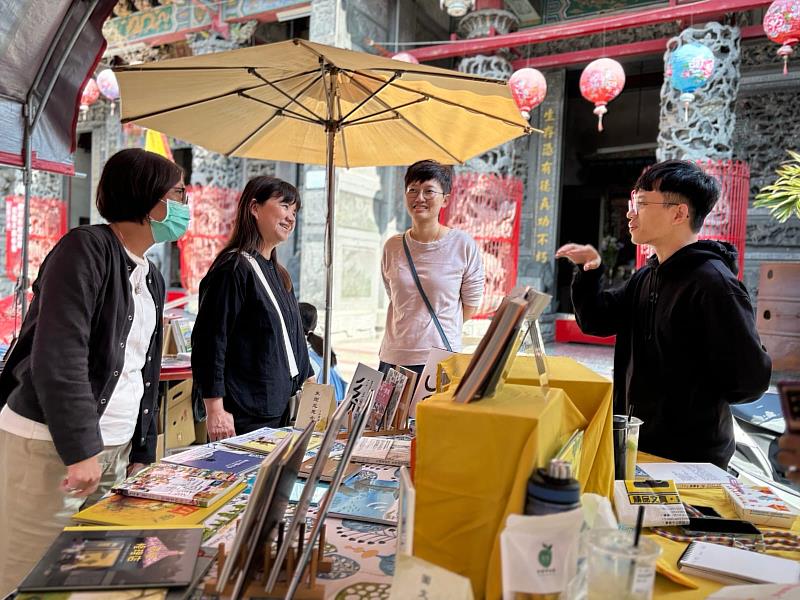 創新書市嘉義場「閱平安—廟埕有好市」在民雄保生大帝廟前以文學辦桌形式舉辦，文化部次長李靜慧（左2）現場參觀力挺在地書店。