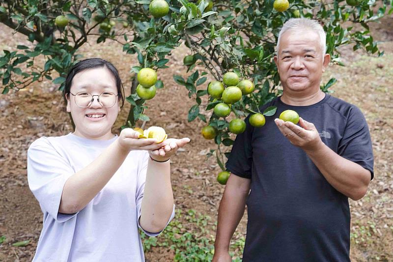 女兒褚季盈除了自己本業工作外，也透過社群經營協助父親行銷