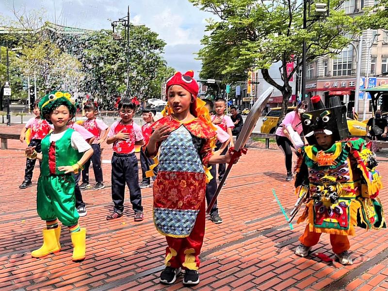 遶境當天還有宜蘭國小附設幼兒園可愛的小神將及小媽祖，與大家一同熱鬧遊行。