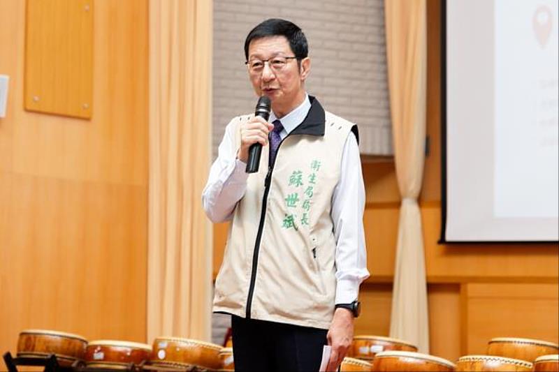 臺南市衛生局局長蘇世斌於「青銀幸福憶當年-失智友善樂活嘉年華」活動中致詞。