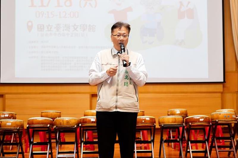 臺南市政府社會局局長盧禹璁於「青銀幸福憶當年-失智友善樂活嘉年華」活動中致詞。