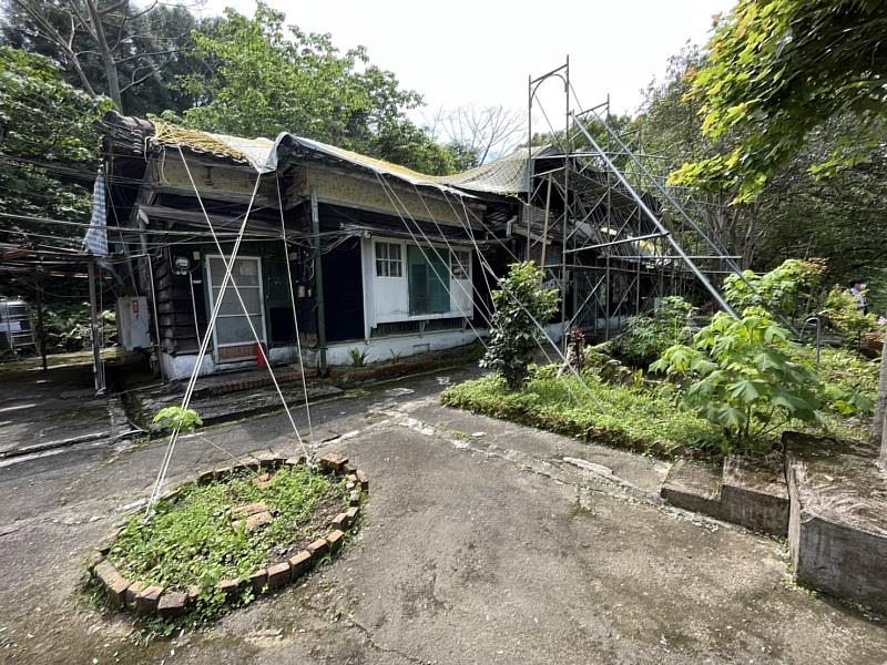 內灣派出所為新竹縣歷史建築，去年5月因雨造成屋頂坍塌，以棚架、防護帆布做支撐。