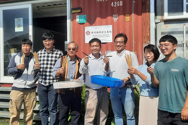 地方創生團隊展示高粱桿與其生物碳(成大材料系張耀元拍攝)