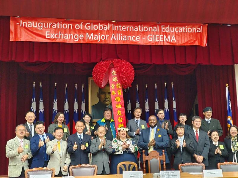 佛光大學副校長傅昭銘參加全球國際教育交流大聯盟，與現場貴賓留影紀念。