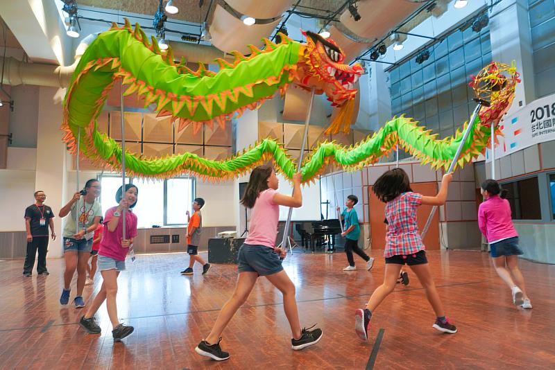 營期中還安排了六種不同的藝術講座課程，涵蓋臺灣傳統文化、戲劇、舞蹈等多元領域，帶領學子探索打擊樂之外的各種類藝術型態，發掘跨領域交流的可能性。