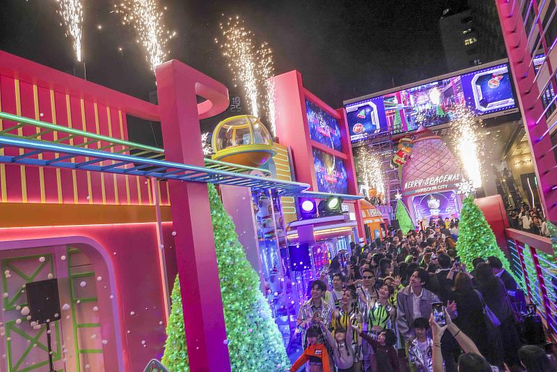今年香港海港城以「Merry Spacemas聖誕太空熊遇記」為主題，並舉行大型亮燈儀式為聖誕裝置揭幕。