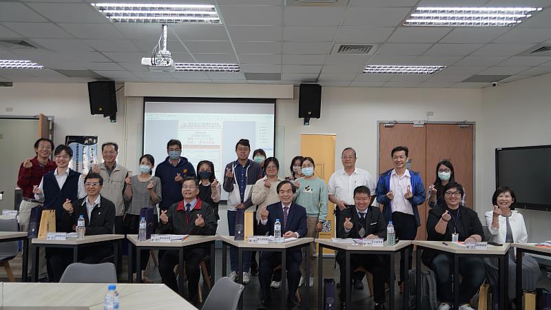 中(三)區承辦學校霧峰農工特地選擇國立勤益科技大學作為會議場地，共有25位技高校長師長與會