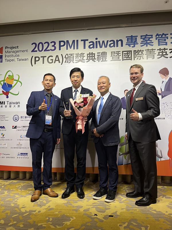 由左至右：PMI台灣分會會長及理事長高治中、遠傳企業暨國際事業群資深協理楊國志、PMI Region Mentor(R9)鍾一鳴博士、PMI Board Director Matt Tomlinson。