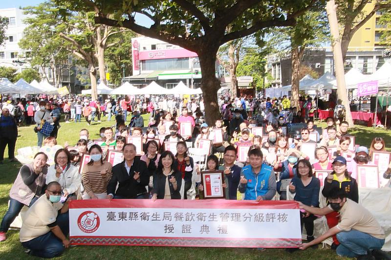 食在好安心！台東餐飲衛生管理分級評核今授證 101家業者通過 縣府籲做好衛生管理與食安