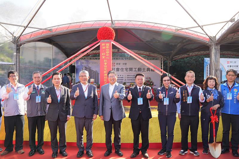 新竹縣長楊文科（右六）出席竹縣首座社會住宅開工動土典禮，祝福工程一切順利。