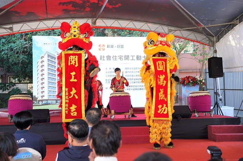 新竹縣首座社會住宅今天舉辦開工動土典禮，儀式熱鬧。