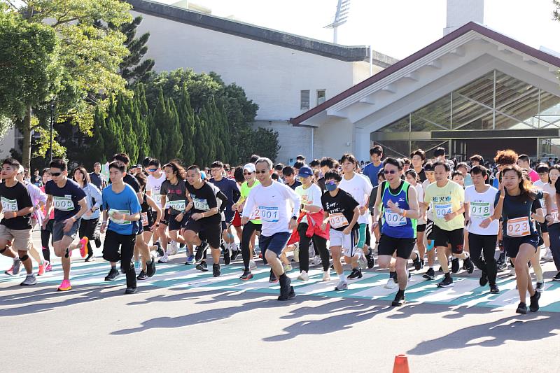 長庚大學校運會校園路跑，「競賽組」賣力起跑。