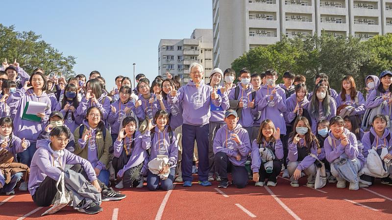 湯明哲校長(圖中)在校運會上與同學合影。