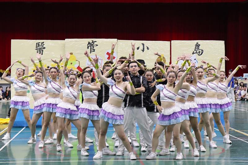 長庚大學校運會啦啦舞競賽，各隊全力展現青春活力。