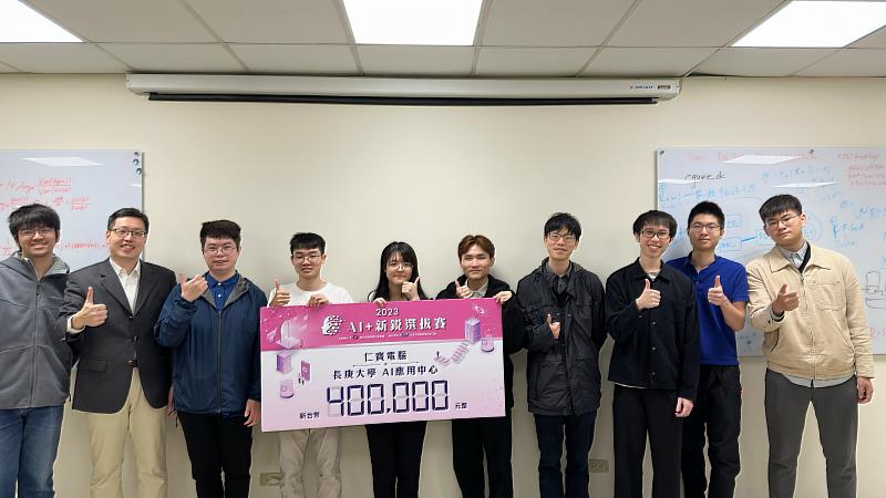 獲獎師生團隊合影，由左至右分別是陳彥儒、蕭煒翰老師、劉振宇、曾石瑋宸、張筠婷、林佳緯、粘儆夫老師、陳胤岑、趙文瑞、李育丞。