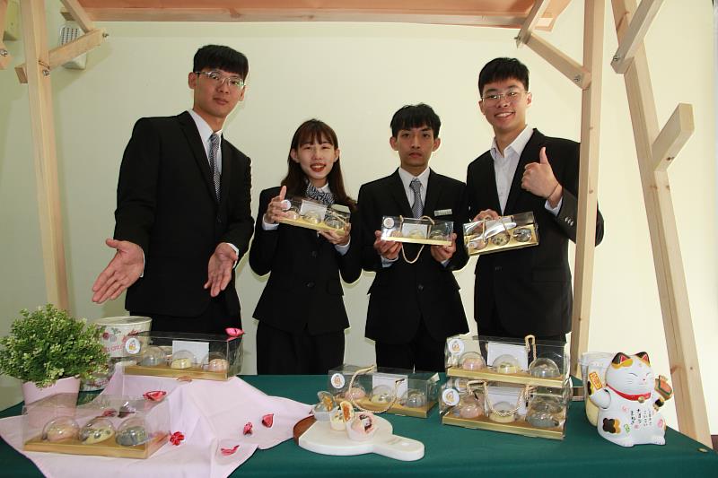 元培餐管系專題製作創意鳳梨酥組學生展現成果