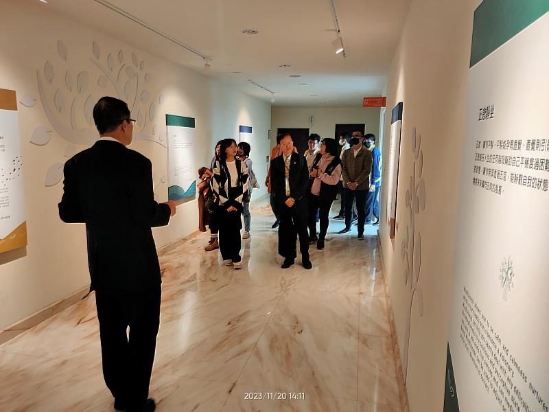 南華大學林辰璋副校長帶領頒獎典禮與會人員參觀「臺灣生命教育意象館」體驗從出生到往生的生命之旅。
