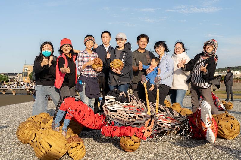 香山濕地藝術季11/25起登場 高市長體驗編織沙球共創社區藝術品