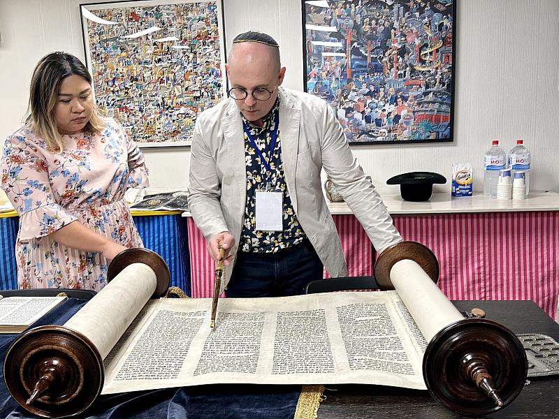 猶太教拉比科迪．巴海爾展示猶太教的重要經典《妥拉》。（圖由世界宗教博物館提供）