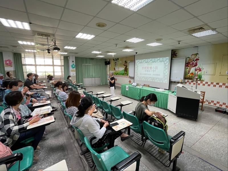 李佳燕醫師與家長探討教養如何在管或不管之間達到平衡。