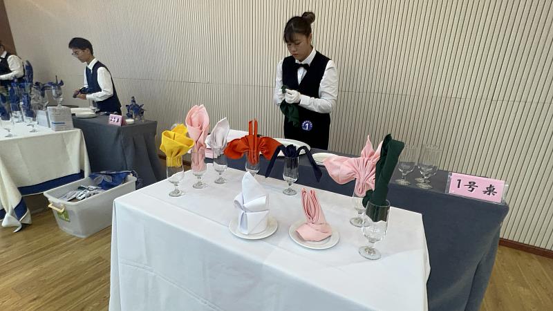 餐旅系 陳靖伃同學 主題餐廳折花展示